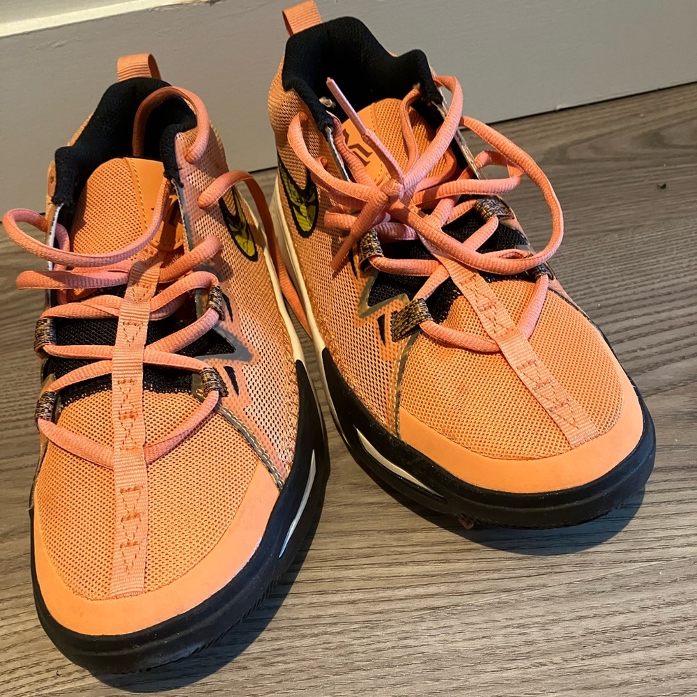 Kids' Kyrie Flytrap VI Basketball Shoe Big Kid